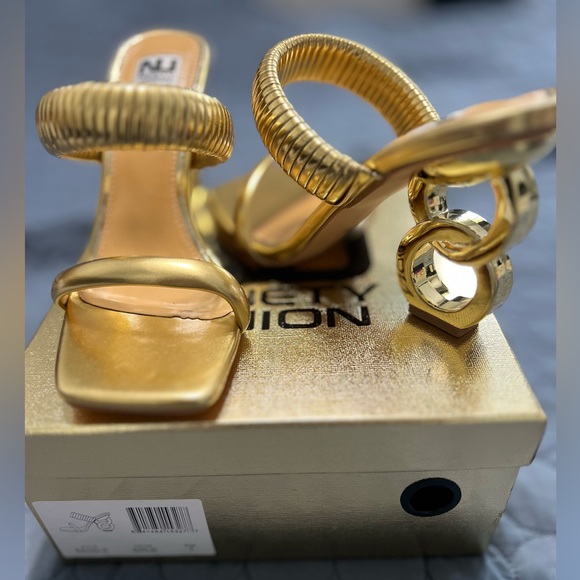 Gold open toe sandals - Picture 3 of 3